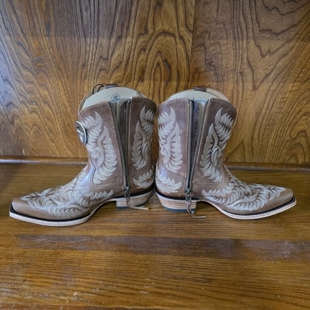 Ariat,Western Embroidered Boot. Size 7B Medium - Picture 4 of 5